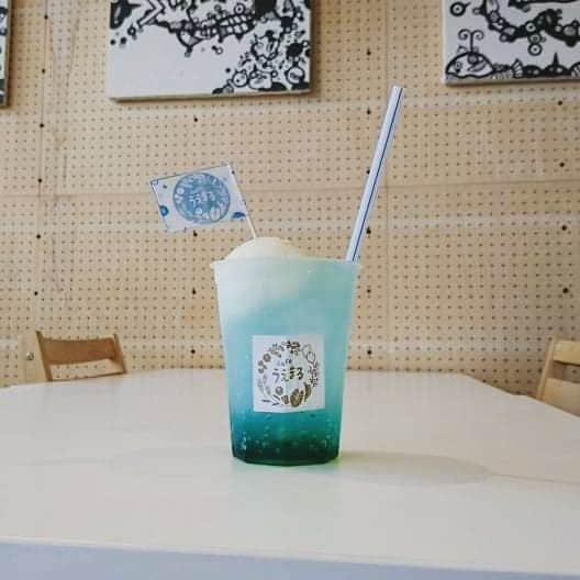 kawanepassportのインスタグラム：「＼Ooi river soda pop☆／ cafeうえまる では、夏らしい飲み物が登場🎐🌞 その名も『大井川サイダー🍹』！ 見た目涼しげ、甘いアイスと一緒に混ぜると、大井川の色に👍  サイダー自体は甘さ控えめなので、アイスと混ぜると、ちょうど良いお味に☆  パスポートでお得に食事をしたら、涼しいサイダーで、ゆっくりしませんか😄？ 千頭駅まで来たら、ぜひお寄りくださいな🍒  #kawanepass #川根パスポート  #川根本町  #島田市 #大井川鐵道 #kawanehoncho #shimadacity #ooigawarailway」