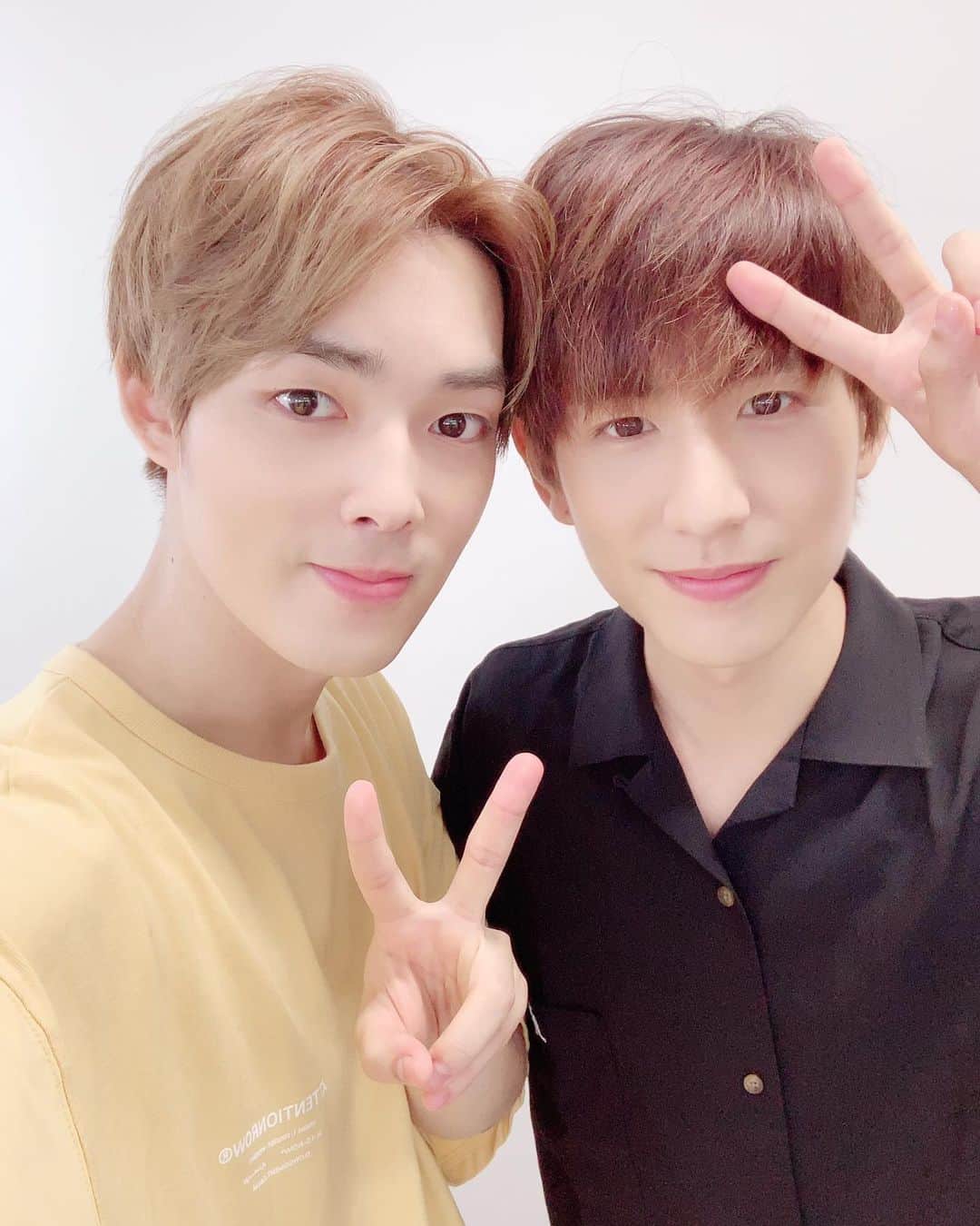 ヨンソクのインスタグラム：「오늘 민우랑 첫공 했다! 너무 좋았어 민우야!!!!!!! 근데.... 내일..우리 둘.. 막공이네..벌써 ㅠㅠ 점심 12시 공연! 내일도 힘내자!! 마지막까지 응원 많이 해주세요! 여러부운~~~~~~~~」