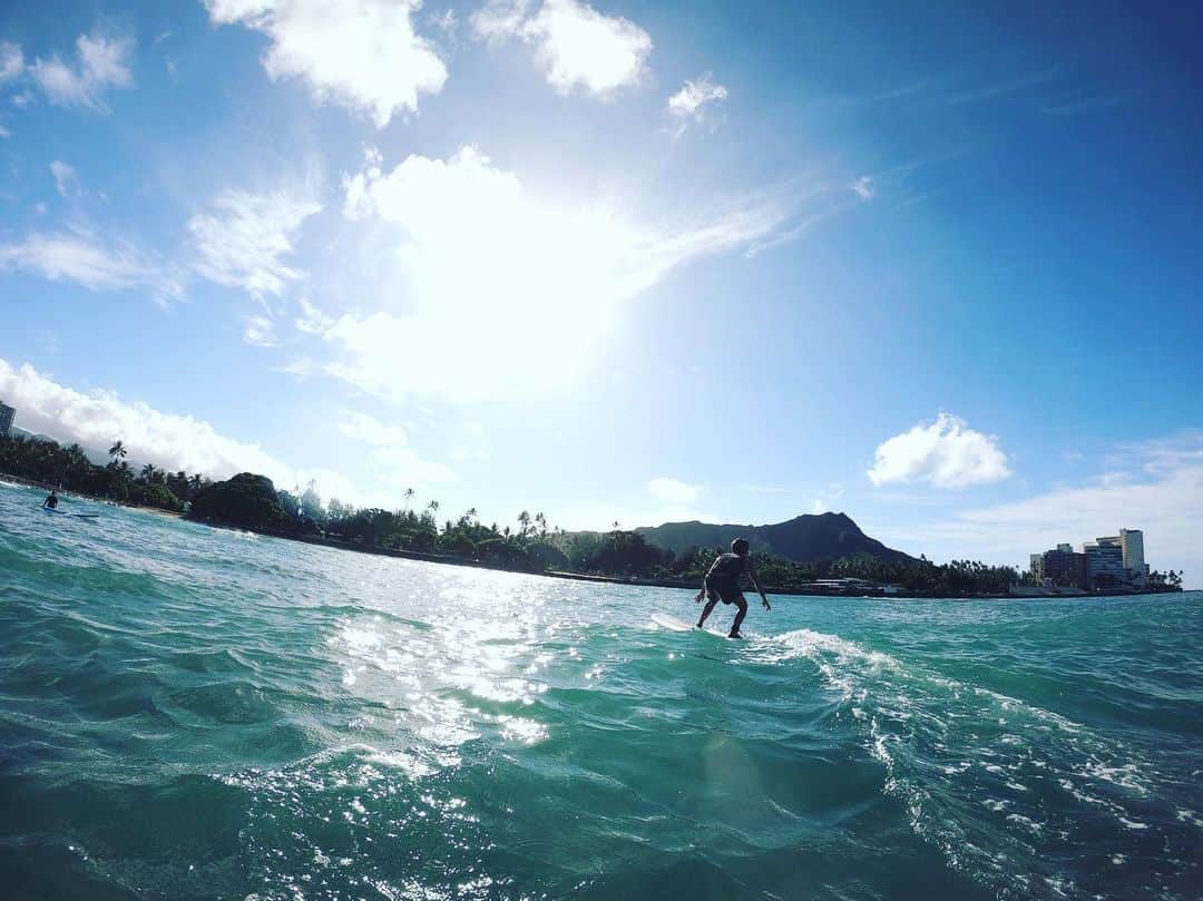 久永輝明のインスタグラム：「今朝は息子のスクール送り後、ダイヤモンドヘッドの麓でサーフィン🏄‍♂️ 少しずつ感覚がわかってきました(^^) #terusurf #hawaii #surf」