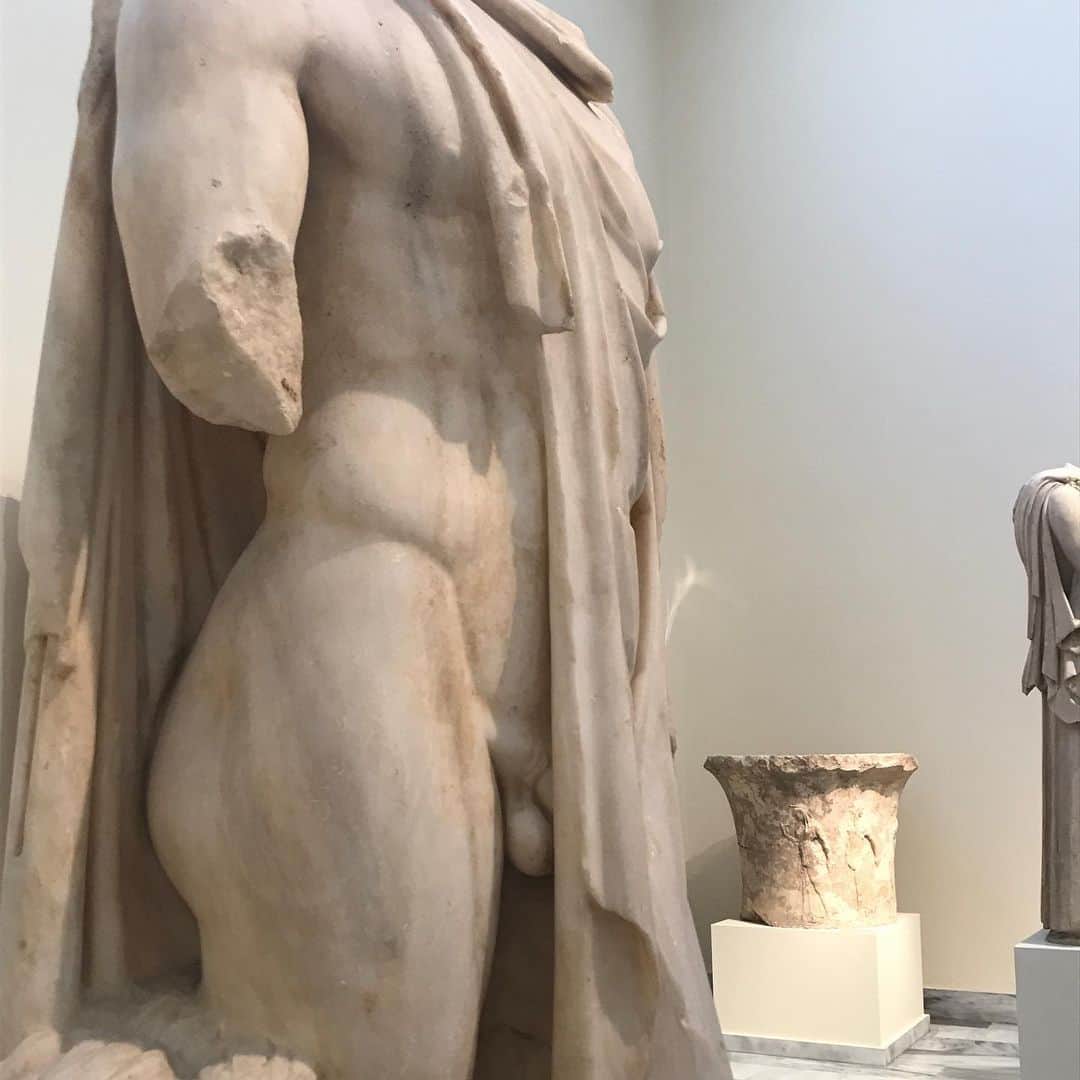 アレクシマビーユのインスタグラム：「Marble Incredible sensual torso #athensarcheologicalmuseum #marble #sculpture #delicacy #drape #sensual #eros #homoerotic #details #toge #stone #strong」