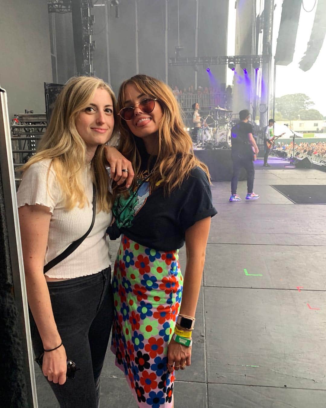 デビー・ライアンのインスタグラム：「joshua’s been bringing me along to his gigs when I’m not working and the festivals are fun because sometimes I get to see my friends and they have great dumplings」