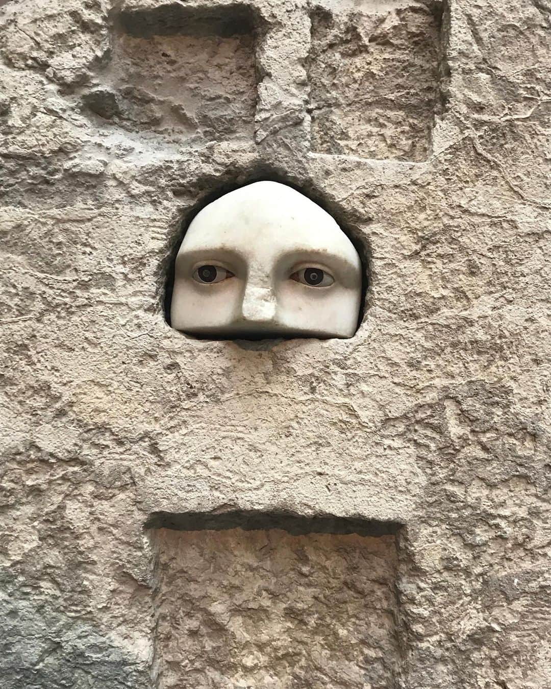 アレクシマビーユのインスタグラム：「Exvoto @theacropolismuseum #eyes #marble #mysterious #unusual #bizarre #insert #regard #intense #marvelous #timeless」