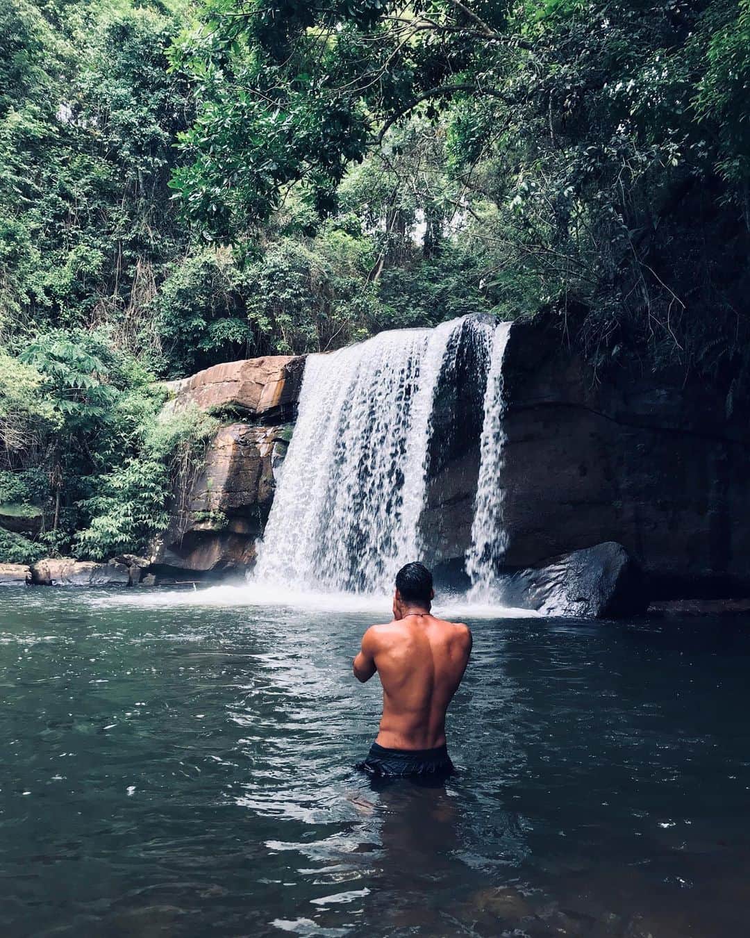 マテウス・サンタナのインスタグラム：「“Então vem comigo Que eu te mostro a maneira Que meus versos atravessam a fronteira Lá onde é tudo nosso, molecote Não tem pista e camarote Nem precisa pulseira É forte o axé da benzedeira Massagem de cachoeira É a verdadeira ostentação” @raeloficial」