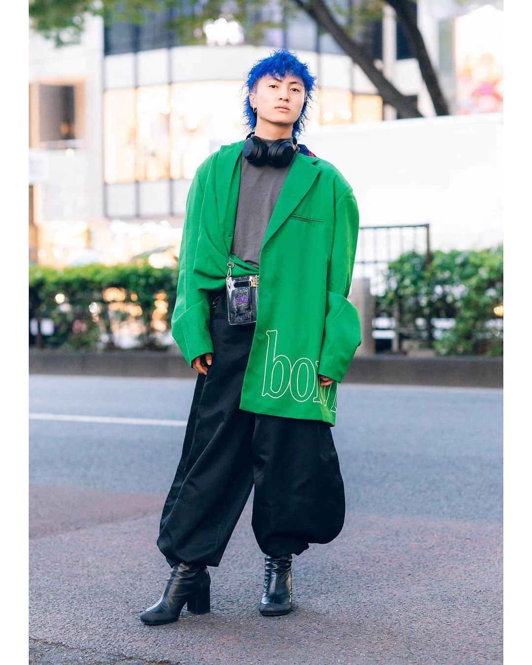 Harajuku Japanさんのインスタグラム写真 - (Harajuku JapanInstagram)「18-year-old Japanese beauty school student Yuito (@kamayui__) on the street in Harajuku wearing an oversized blazer by Yoikadakada with an Open The Door top, balloon pants, Random Identities boots, and a clear Nana-Nana bag.」8月13日 4時15分 - tokyofashion