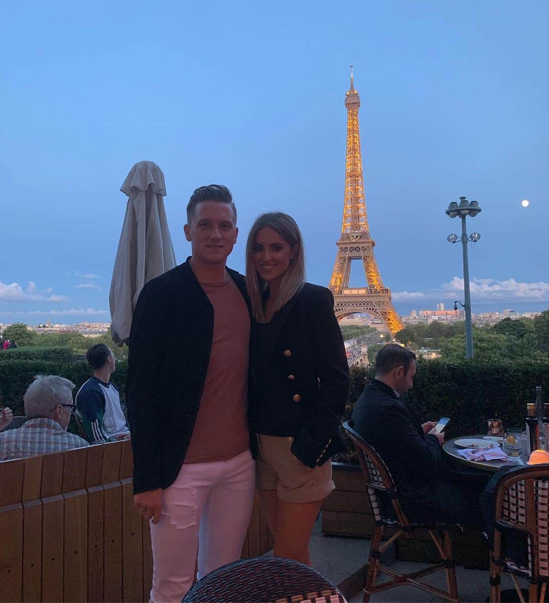 ピオトル・ジエリンスキさんのインスタグラム写真 - (ピオトル・ジエリンスキInstagram)「Evening in Paris with wife 🤗🥰」8月13日 4時29分 - zielu_94