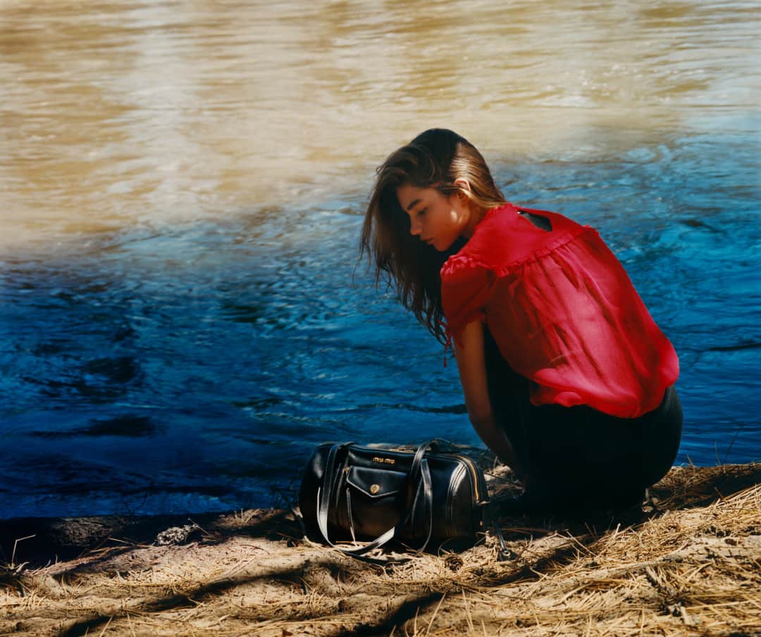 Miu Miuさんのインスタグラム写真 - (Miu MiuInstagram)「A turn to the natural.  @MeghanRoche on the river’s edge in #MiuMiuFW19.  Campaign by @EddieWrey & @KEGrand  Discover more on miumiu.com」8月13日 4時30分 - miumiu