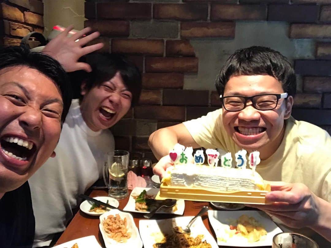 岡下雅典のインスタグラム：「日付変わってすぐに誕生日祝ってくれた💕 ジュゴン松間とレインボー実方💕 33歳になりました💋ありがとう💕おっさんなので誰からもLINEきませんでした💋チュ💋チュ💋チュ💋 これからもよろしくね💕」