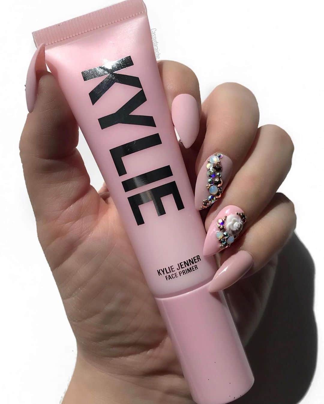 Kylie Cosmeticsさんのインスタグラム写真 - (Kylie CosmeticsInstagram)「Face Primer 💦 super lightweight and hydrating • aloe extracts and coconut water to soothe and hydrate • optical blurring spheres create a flawless base for makeup 💕✨ KylieCosmetics.com 📸 by @cassydaraiche」8月13日 4時41分 - kyliecosmetics