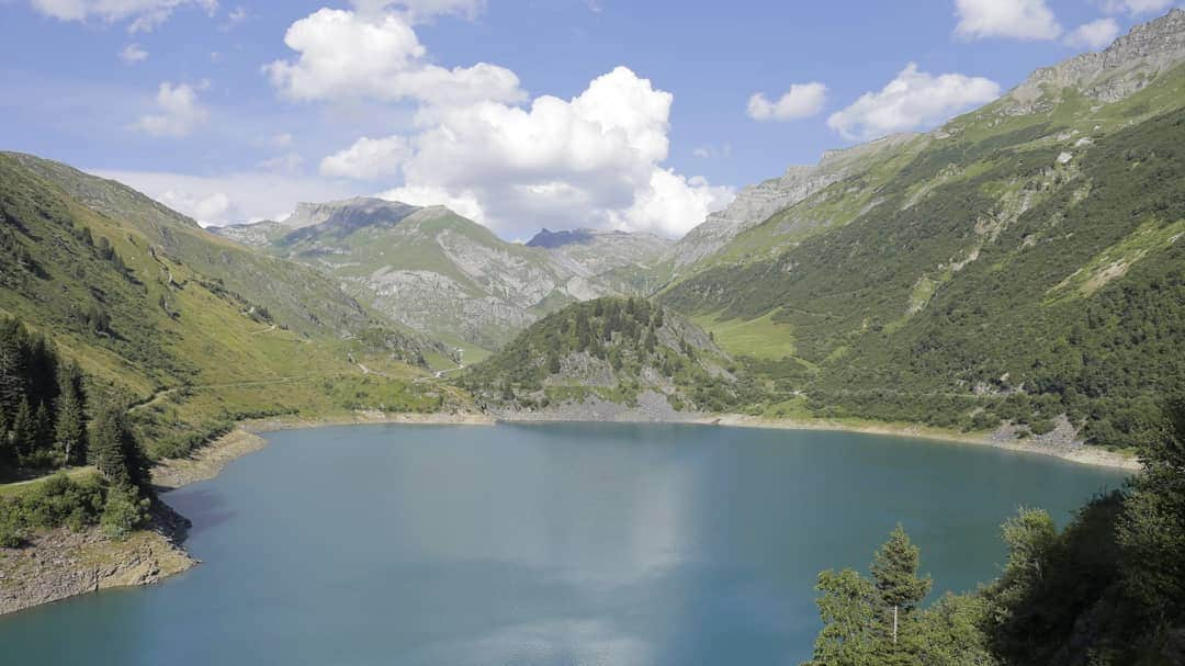 シャーロット・デュリフさんのインスタグラム写真 - (シャーロット・デュリフInstagram)「✌ La Gittaz, France  Over the last week I took full advantage of an alpine sector located in the Beaufortain. It ended up a great plan to prepare for my next trip to Peru with some steep hike, technical climbing and a bit of altitude (2000m) which made cool temps very welcomed!  With many sessions ahead of me I get to try harder routes. I started with "Pas de sapin pour Noël" and "L'arête des hirondelles", two 8bs that I did fairly quickly... all the granite climbing over the last month definitively paid off, with no acclimatation days needed. So then I put my @eb_climbing shoes in an 8c (in the middle of the 2nd picture) where it took me some perseverance to figure out the perfect beta in that highly technical vertical wall. Once it was dialed, I went for it, tried extra hard in the main crux and kept it together until I reached the anchors! "Eureka!" It was a beautiful yet painful route and I'm happy I got to perform in this style which suits me good!  A nice trip in a gorgeous area, walk to waterfall, camping overnight, picking blueberries in the approach and I'm psyched we surprisingly crossed pass with my friend and one of the developer of the area: @fabiendugit. Thank's for the cool lines and great summer cliff!  @petzl_official @eb_climbing @volxholds @luxov_connect @mountainhardwear  #petzlteam #petzlgram #belaybetter #teameb #meetingeb #posetespieds #useyourfeet #climbinginnovation #ebescalade #beyondhope」8月13日 4時42分 - chadurif