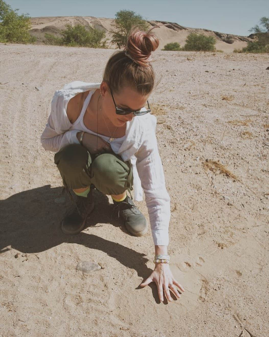 ベハティ・プリンスルーさんのインスタグラム写真 - (ベハティ・プリンスルーInstagram)「TODAY IS WORLD ELEPHANT DAY. I feel so blessed to have grown up with them around me, gentle, sensitive, smart and so strong. We can learn so much from them. On my latest trip back home to Namibia in search of a black rhino, we found this herd of dessert elephants and this was a rare and special sighting that even growing up in Namibia I’ve never seen the dessert elephant. Let’s fight this fight together.  Go to @knotonmyplanet @elephantcrisisfund @worldelephantday and help. 💪🏼🐘 #namibia #damaraland @wearewilderness」8月13日 4時48分 - behatiprinsloo