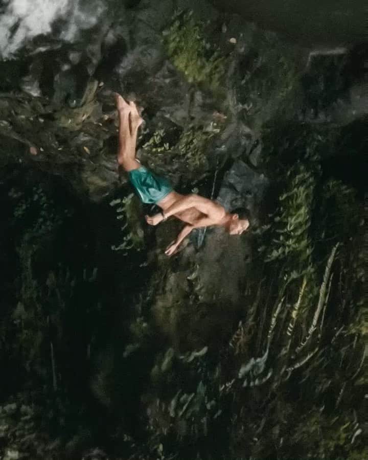 bestvacationsのインスタグラム：「Tag who you’d dive with! Jumping around Bali with @sashajuliard & @josiahwg」