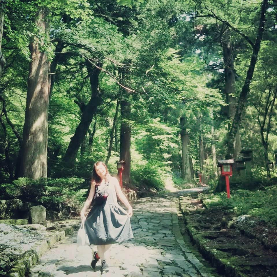 ヨーコさんのインスタグラム写真 - (ヨーコInstagram)「【大神山神社参道】 ・ ・ ・ 朝ごはん→食べれる森シュトレン、のあとは初めて大山の近くまでおでかけしました。 お土産屋さんを覗いたりしながらてくてく。参道に入った瞬間"空気"が変わってひんやりしたんだけど、その後の坂がなかなかハードで汗びっしょり。 時間がなくなり奥宮まで行けず、引き返し地点で記念撮影😝 茶屋で飲んだ冷やし甘酒美味しかったな✨ #鳥取 #大山  #大神山神社  #参道  #ハイポーズ  #こどもか  #おすまし  #めずらしく #おニュー #ワンピ #手に持ってるのは  #kinacoのオーガニックな焼き菓子  #shooting #jinjya  #カメラマン は#クラスメイト」8月13日 5時03分 - y0k0_1108