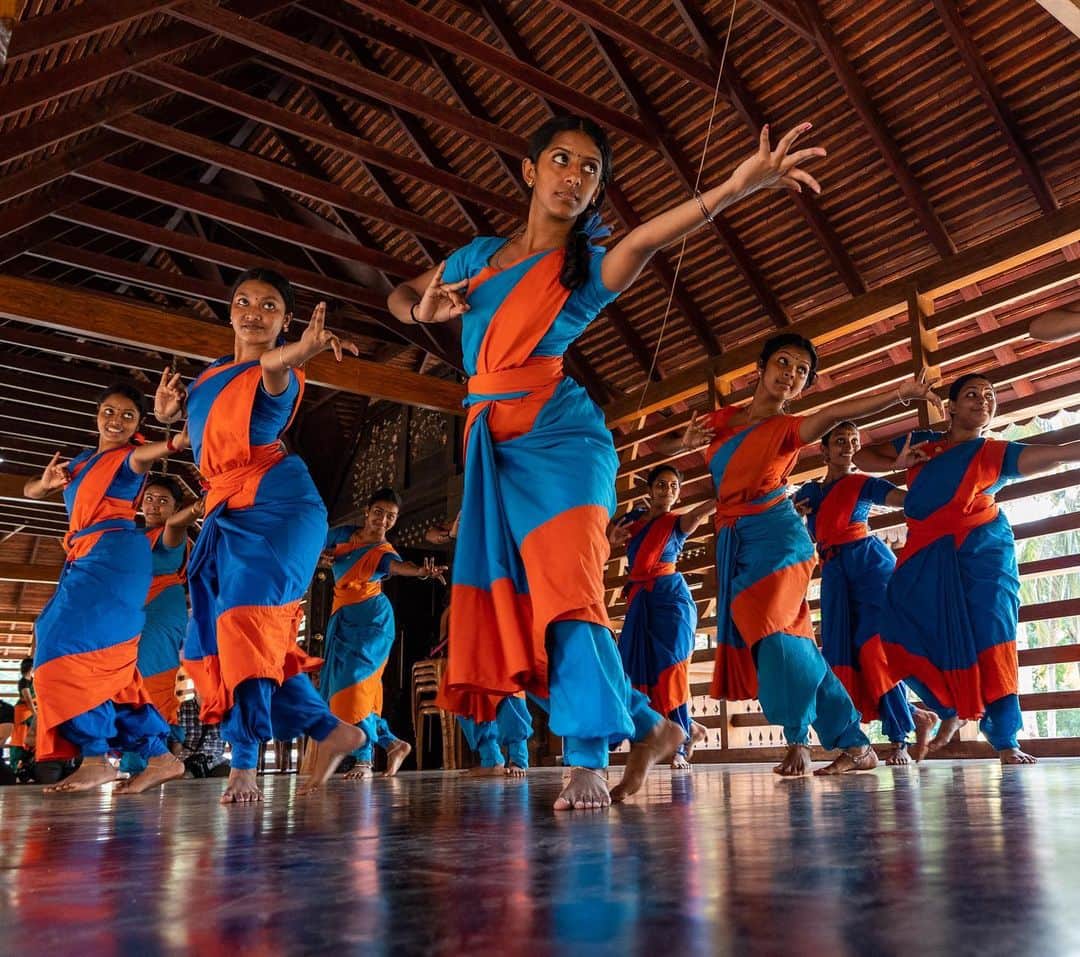 Michael Yamashitaさんのインスタグラム写真 - (Michael YamashitaInstagram)「At Sony Kando, the yearly event for Sony content creators. For now, a throwback to my trip to India with my Sony A9. Women learn traditional dance at Kerala Kalamandalam, the University of Art and Culture in Cheruthuruthi, Thrissur. The school has a special emphasis on the major classical dance performing arts of the southern states of India. Sony’s Eye Autofocus technology locked onto and tracked the eyes of the center dancer, even with the constant motion of the dance, ensuring sharp focus where it counts, the eyes. EXIF: 1/125sec, f/5.6, ISO2500 #SonyAlpha #A9 + #SonyGMaster #SEL2470GM #SonyEyeAF @sonysingapore #SonyKandoTrip #SonyKando #SonyKando2019 #bealpha @sonyalpha」8月13日 5時02分 - yamashitaphoto