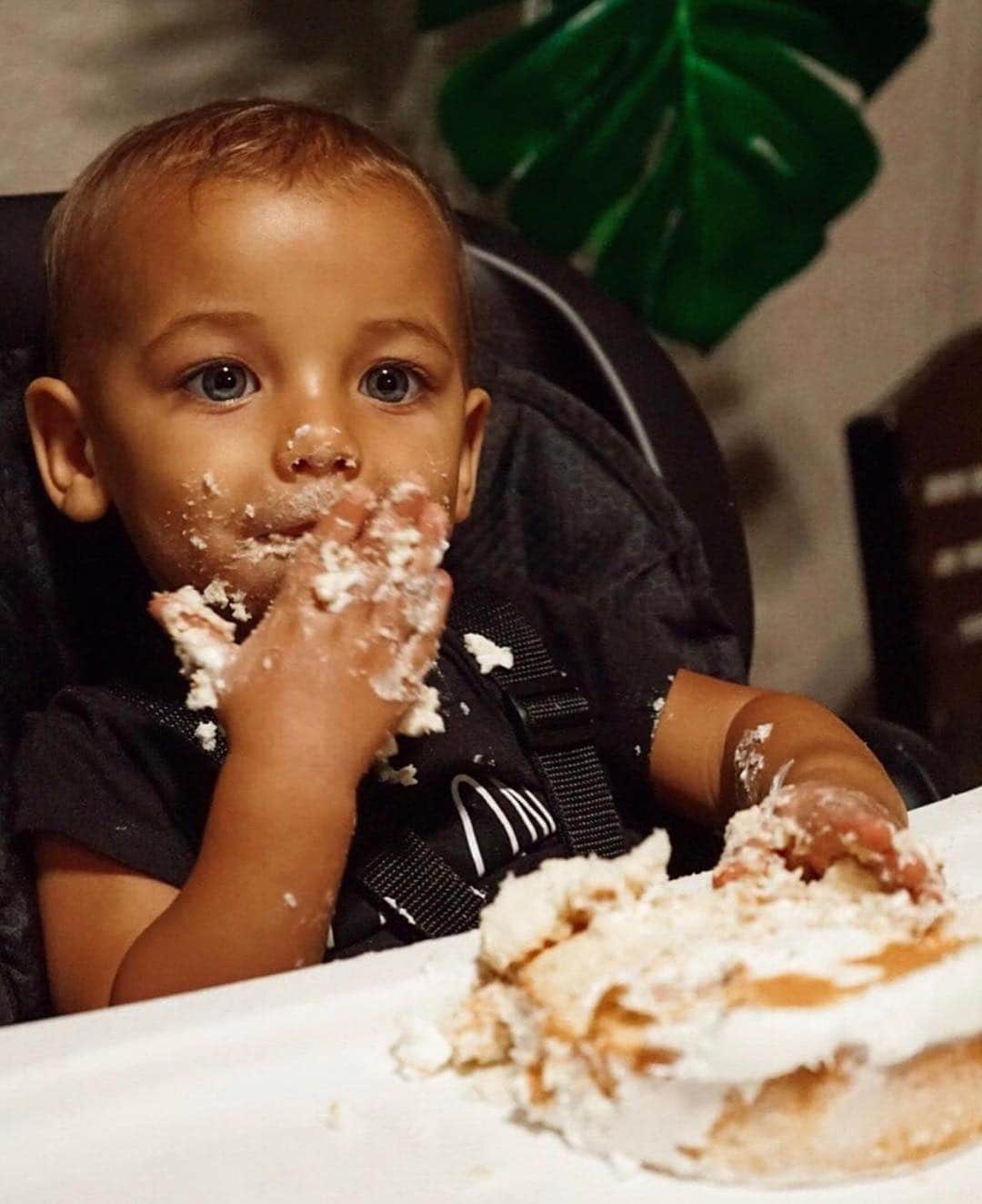 ケリーン・アコスタのインスタグラム：「Happy 1st birthday to my baby boy Emerson! I’m so proud of you son! But you need to slow down, you’re growing up waaaaay too fast!!! 😭😭😭」