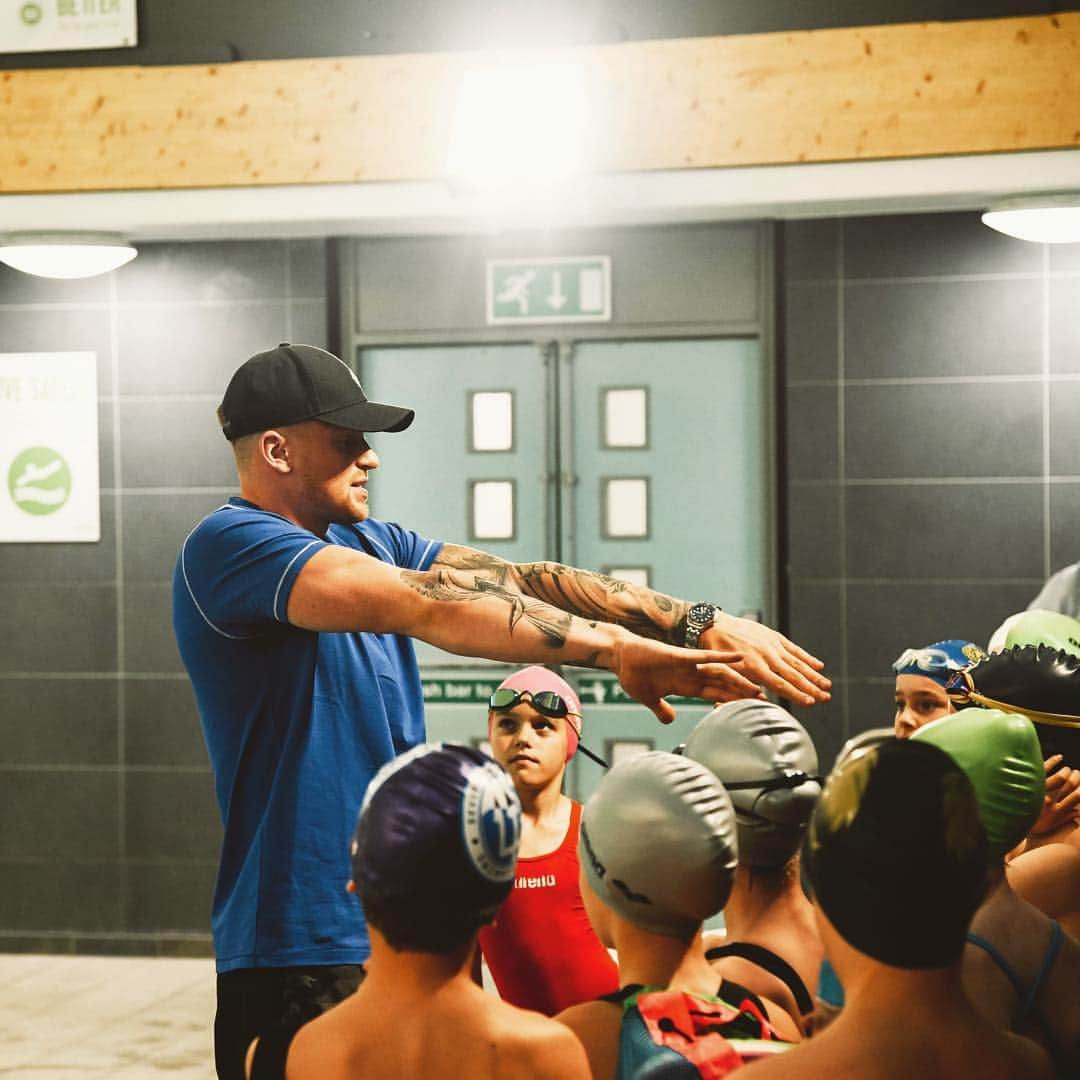 アダム・ピーティさんのインスタグラム写真 - (アダム・ピーティInstagram)「What an amazing day in Bath on the first ever @apraceclinics All 100 swimmers plus parents came with great energy and it’s incredible to have the opportunity to inspire the next generation 🏊🏼‍♂️💨 400 swimmers to go 🙌🏼」8月13日 5時15分 - adam_peaty