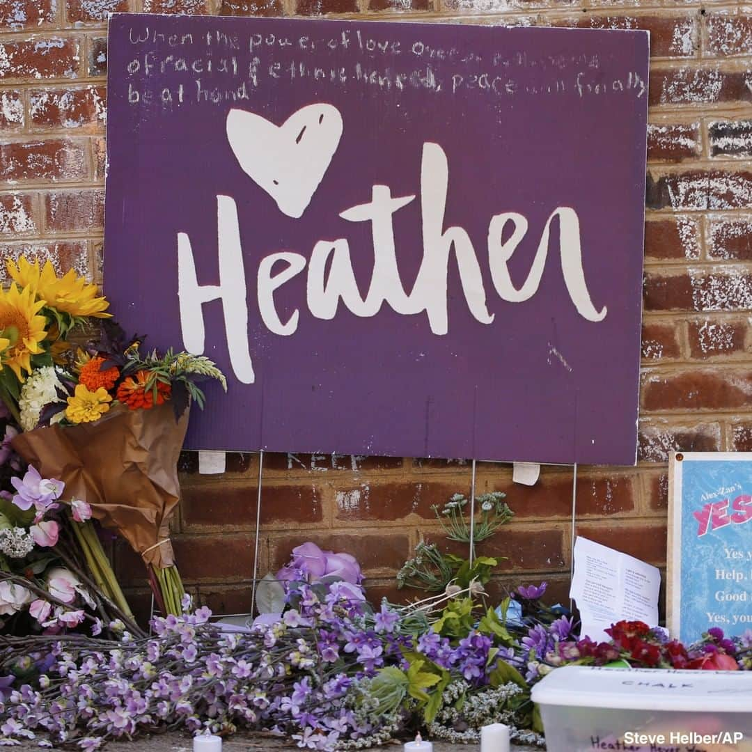 ABC Newsさんのインスタグラム写真 - (ABC NewsInstagram)「Flowers decorate a memorial for Heather Heyer, who was killed when an avowed white nationalist rammed his car into a crowd of counter protesters during a white nationalist rally in Charlottesville two years ago today.  Residents marked the anniversary with a series of peaceful community events. #charlottesville」8月13日 5時16分 - abcnews