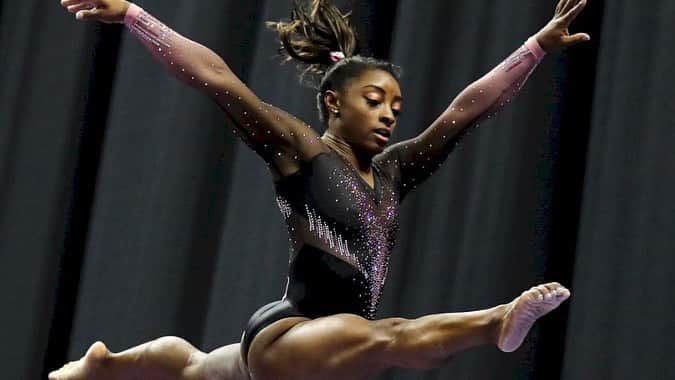 Nia Sioux Frazierさんのインスタグラム写真 - (Nia Sioux FrazierInstagram)「This week’s #RoleModelMonday is Olympic superstar @simonebiles who is winning major titles and making history in the world of gymnastics. Simone is literally DEFYING PHYSICS with extraordinary moves that have never been completed before.  She is stunning the world with her incredible strength, artistic floor ability, and persistent success in the field. It is amazing to watch you do what you love and share your talent with the world. You are encouraging so many young teens and myself to chase after your dreams and put 100% into your passions!! Keep being awesome @simonebiles 💜」8月13日 5時26分 - niasioux