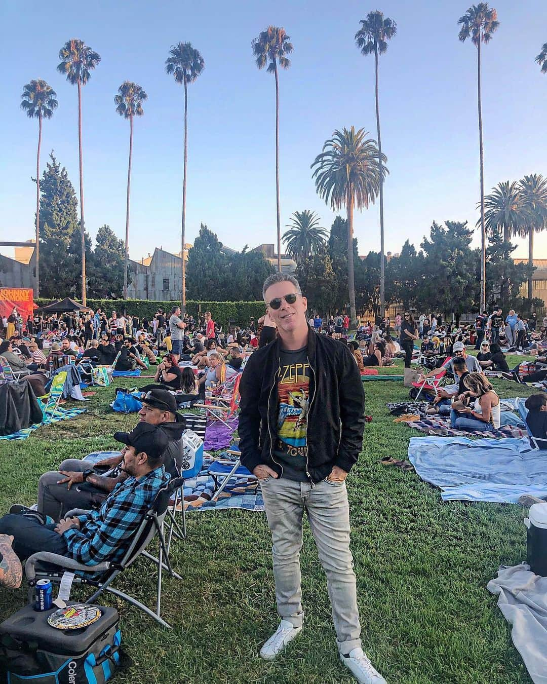 scottlippsさんのインスタグラム写真 - (scottlippsInstagram)「First time watching a movie and seeing a rock concert in a cemetery the @johnnyramone tribute with @jonesysjukebox @starcrawler @sordociego watching #thewarriors #theramones @hwdforever 📷 @amirsaeidiani」8月13日 5時27分 - scottlipps