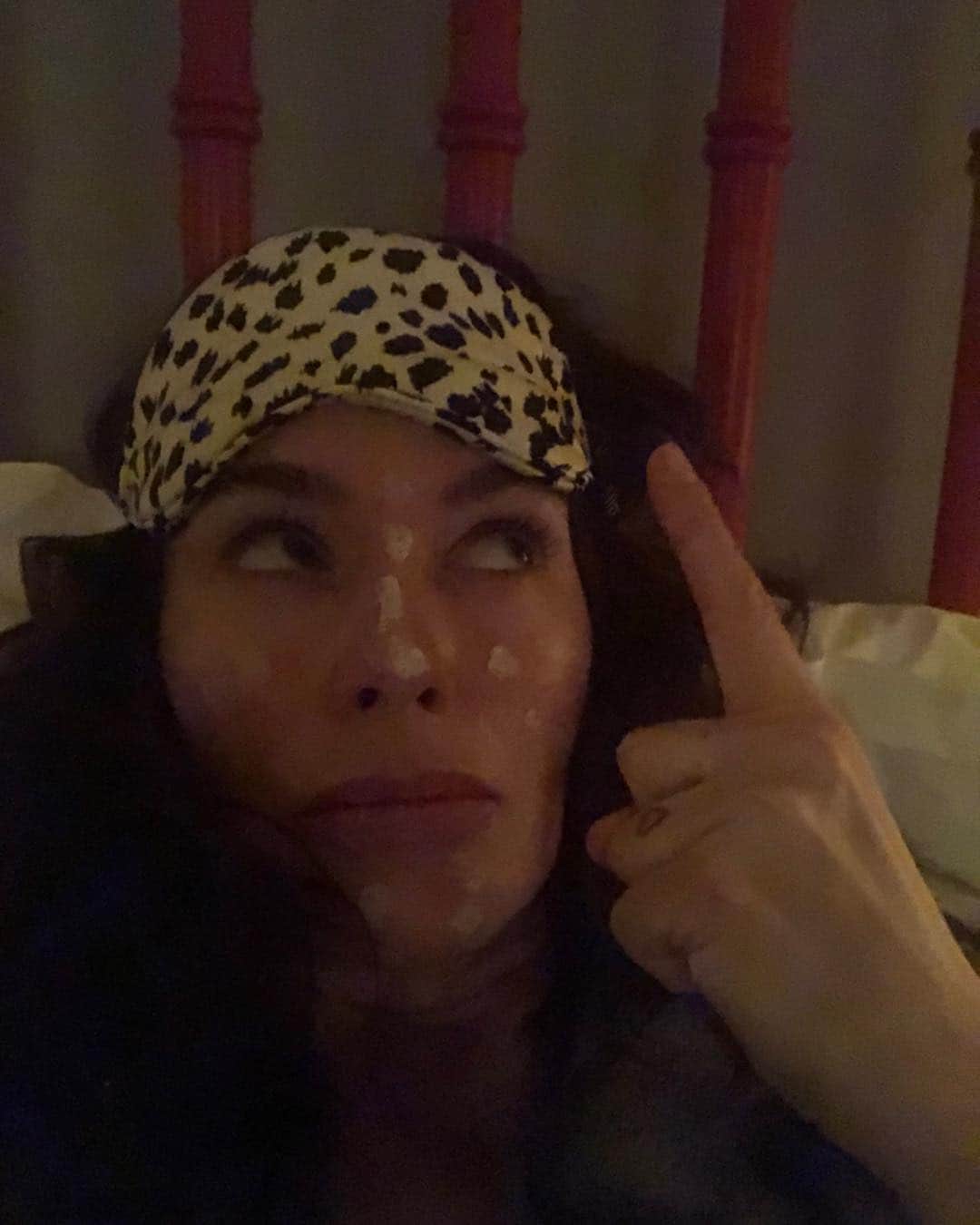 レナ・ヘディのインスタグラム：「Mosquito watch. Seriously FUCK OFF 😡😡😡 #yesIhavestuffonfacethatsnotthepoint」