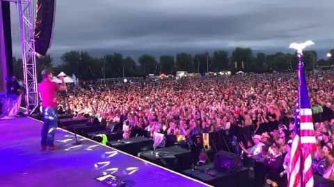 3 Doors Downのインスタグラム：「Iowa & Wisconsin, thank you for a rockin' weekend!🤘🏼 🎥: @theburneymac」