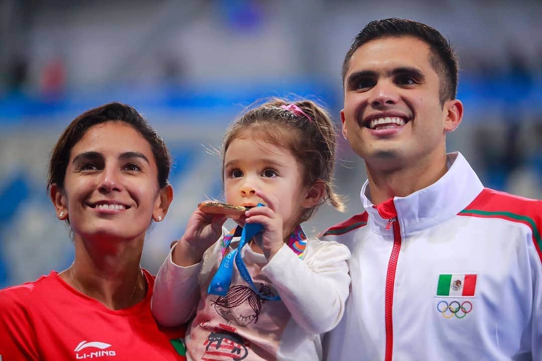 イヴァン・ガルシアのインスタグラム：「Ganar una medalla para México es maravilloso, pero lo es aún más LOGRARLO EN FAMILIA... Esta imagen representa lo que fueron estos #juegospanamericanos @lima2019juegos para mi, que mi hija pueda disfrutarlos conmigo y ser parte de la historia de México 🇲🇽 y de la historia #familiagarciaespinosa #sueñofamiliar」