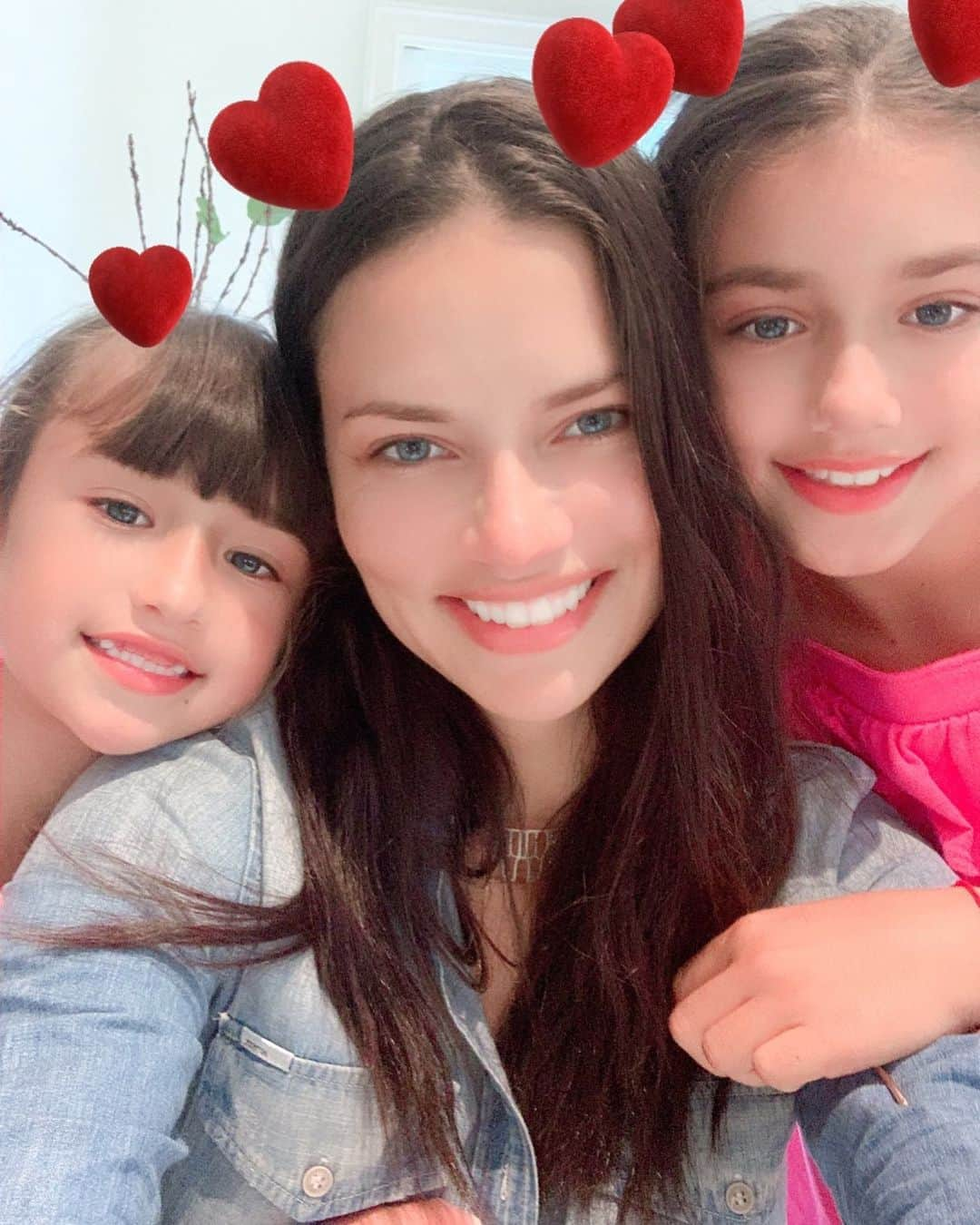 アドリアナ・リマさんのインスタグラム写真 - (アドリアナ・リマInstagram)「♥️ Back home with the love of my life Valentina and Sienna, I am so lucky to be your mama ♥️ 👧🏻👧🏻」8月13日 5時35分 - adrianalima