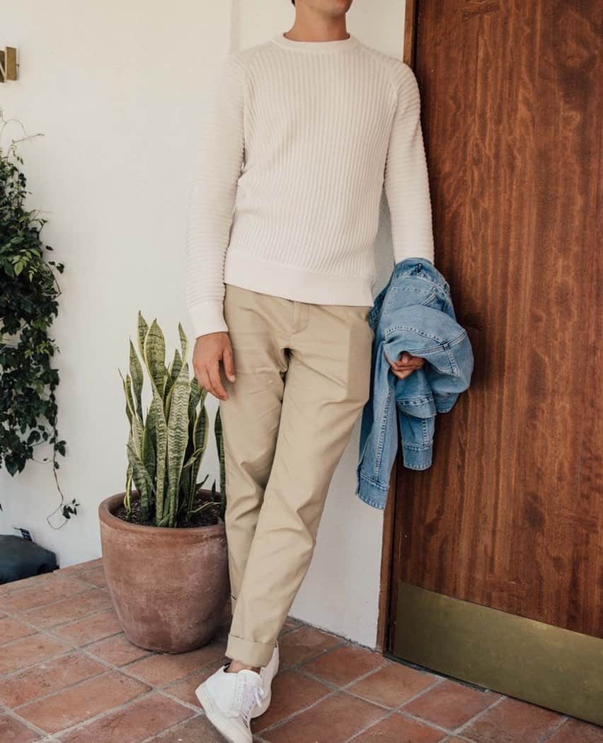 MR PORTERのインスタグラム：「Dressed down Mondays ⠀ -⠀ 📷 Mr @adrianmartinn ft. @brockdehaven x @hoteljoaquin #MRPORTERStyleCouncil」