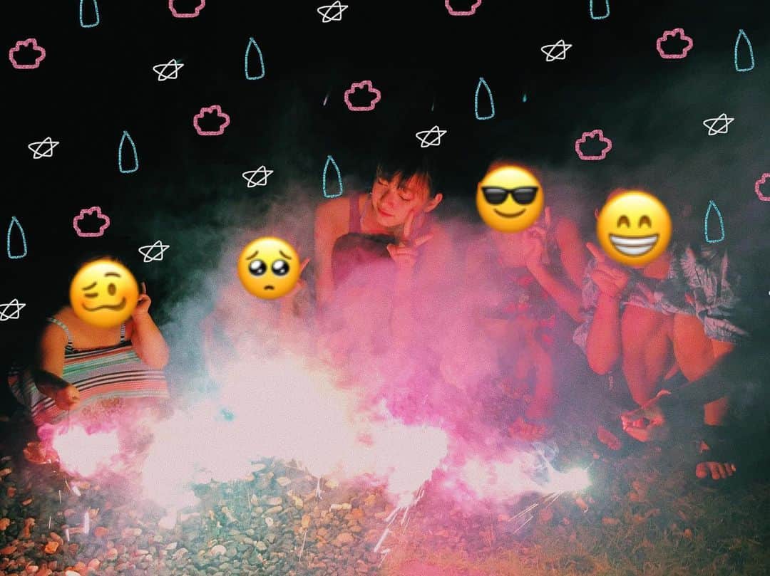 夏目璃乃さんのインスタグラム写真 - (夏目璃乃Instagram)「・ ・ 家族たちと花火〜〜︎🎆♡ ・ 写真はいとこ達と︎☺︎♛︎ ・ #夏目璃乃 #花火 #夏 #綺麗 #カラフル  #いとこ #photo」8月12日 20時38分 - natsume_rino