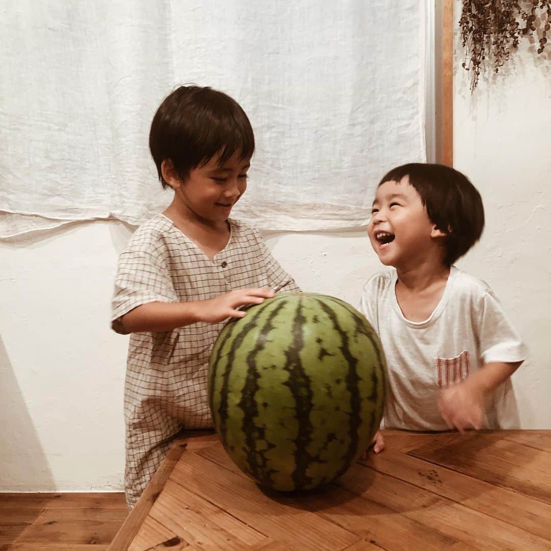 セソコマサユキのインスタグラム：「我が家の夏の風物詩。きりちゃんが長野から送ってくれる大きくて甘いスイカ。果汁がすごいから裸で食べるよ。」