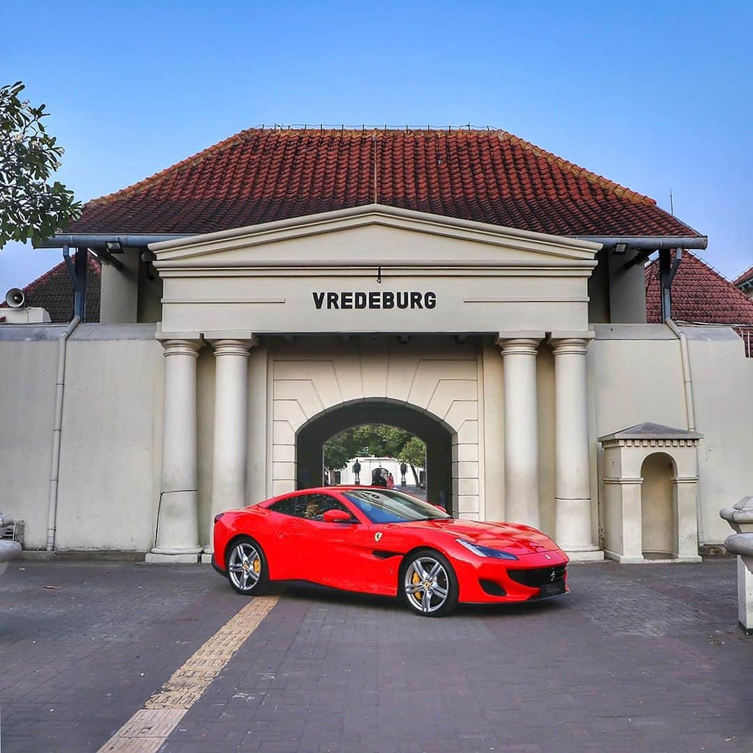 Ferrari Japanさんのインスタグラム写真 - (Ferrari JapanInstagram)「植民地時代のBenteng Vredeburg ミュージアムの魅力が、スリリングなパフォーマンスの舞台となります。  プロフィールのリンクをクリックして、#FerrariPortofino とシートを予約しましょう  #JourneyWithFerrariPortofino #FerrariDrivingExcellence #FerrariPortofinoExperience #Indonesia #Yogyakarta #VredeburgMuseum #Vredeburg」8月12日 20時41分 - ferrarijpn