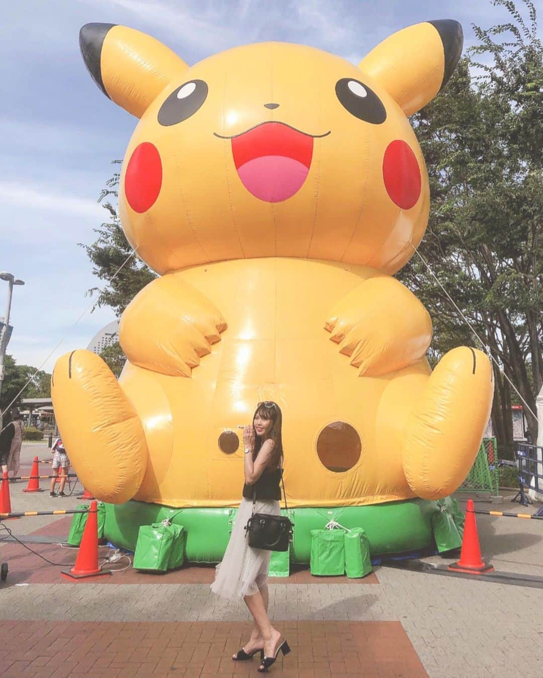 Yukaさんのインスタグラム写真 - (YukaInstagram)「ピカチュウ大量発生チュウ2019 * 1日しか行ってないのに、こんなにいっぱい写真撮った笑 ポケジェニックめっちゃくちゃかわいい🥺 特に二番目のピカチュウのシルエットめっちゃくちゃ映える😳 てかこの夏めっちゃ日焼けしたよ🤪🤪🤪 * 才去一天而已照片多到我發了第四篇還發不完 還有晚上表演的影片還沒上傳🤪🤪 第二張的皮卡丘影子真的超可愛 還好我跟朋友活動第二天就去 人還不算多，排個五分鐘就拍到了 據說這幾天都排超長快一個小時才拍的到🤭🤭 然後我真的隨便曬一下就黑了ㄟ 這個暑假都還沒去泳池或海邊呢🤨🤨 #yukajanapandaily#yukajapantravel#pikachu#pokemon#pokemongo#pokemoncenter#yokohama#minatomirai#ピカチュウ#ポケモンゴー#ピカチュウ大量発生チュウ#ピカチュウ大量発生チュウ2019#みなとみらい#みなとみらい線#デザイン#期間限定#インスタ映え#フォトスポット#赤レンガ倉庫#ポケモンセンター#ポケモンカフェ#ピカチュウ大行進#ポケジェニック#フォトジェニック」8月12日 20時43分 - loveyuka06