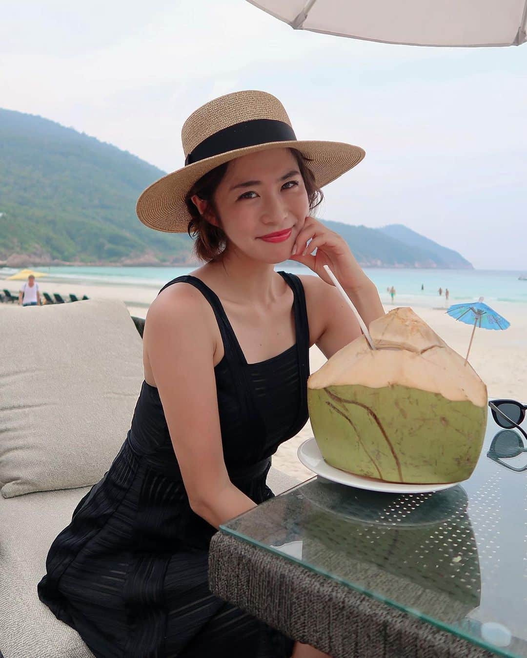 yuiさんのインスタグラム写真 - (yuiInstagram)「毎日飲んでるココナッツ🥥🥥 一気飲みしてる！(あれ、これココナッツだよね?!笑) . . 1日何回か訪れる晴れがとっても綺麗で癒される🧡 . . #yuitrip✈️ #ゆい旅#yuiinmalaysia」8月12日 20時44分 - yuiram