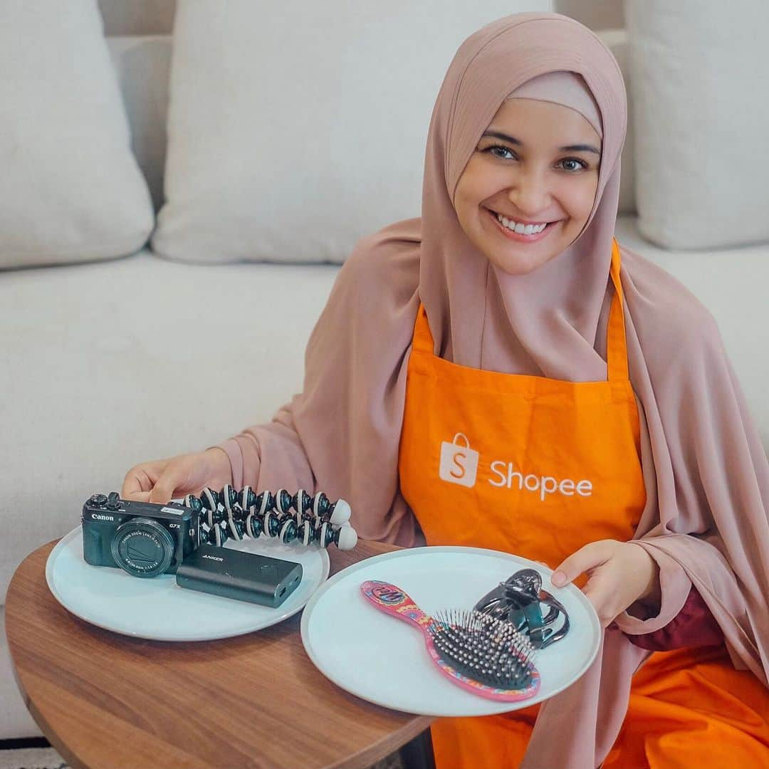 Shireen Sungkarさんのインスタグラム写真 - (Shireen SungkarInstagram)「PENGUMUMAN PEMENANG GIVEAWAY!🥳 Download aplikasi @shopee_id lalu check postingan terakhir di akun #ShopeeFeed ku untuk tau siapa pemenang giveaway yang lalu!! Selamat kepada pemenang 🎉  Buat yang belum ikutan tenang aja! Masih banyak giveaway lainnya makanya jangan lupa untuk selalu:  1. Ikuti akun #ShopeeFeed aku di aplikasi Shopee, check  shopee.co.id/shireensungkarfeed atau klik link di bio aku! 2. Like photo-photo di akun Shopee Feed ku 3. Comment dan mention 3 temen kamu di akun Shopee Feed ku  Nah buat kalian yang mau punya barang samaan kayak aku, I'm gonna feed you my recommendation! Aku akan sering update disitu untuk barang2 rekomendasiku! Jangan lupa dibeli yaaa  #ShopeeFeedID #ShopeeID」8月12日 20時54分 - shireensungkar