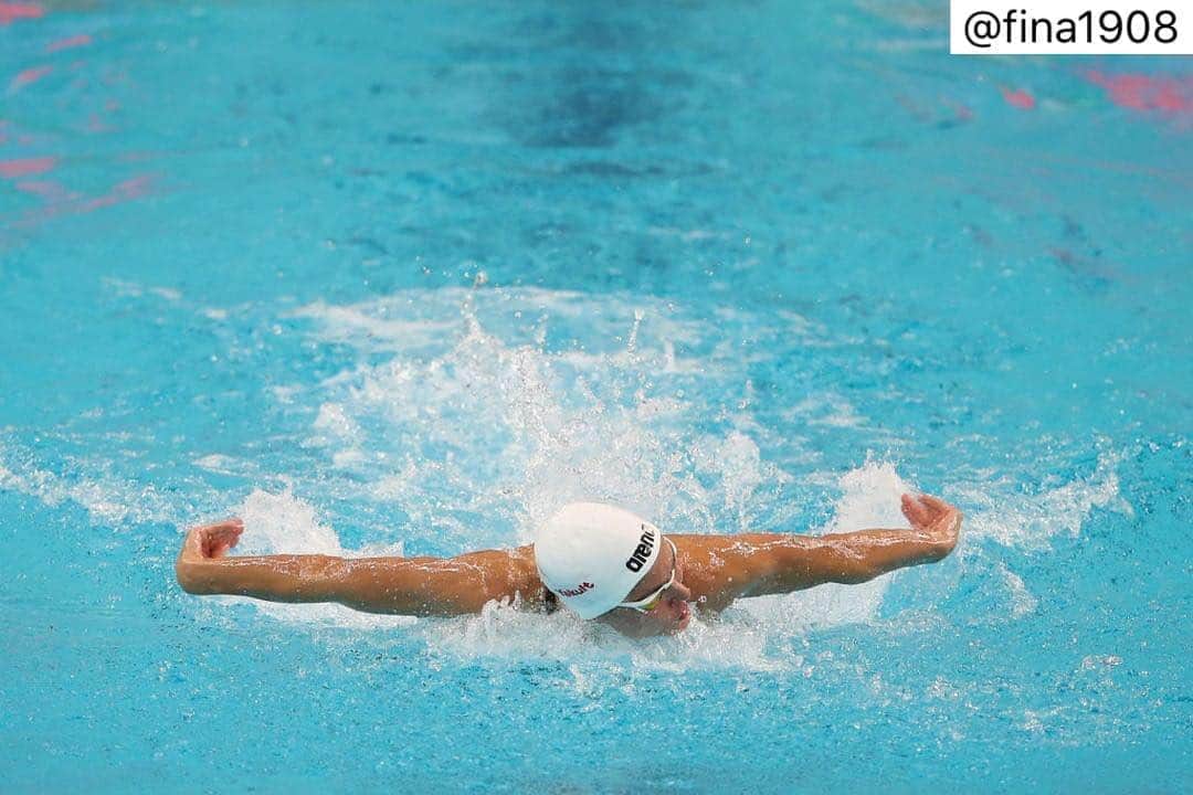 ズザンナ・ヤカボスのインスタグラム：「🦋🐠 • • • ✈️➡️🆓 Zsuzsanna Jakabos checking the traffic 😉 #SWC19 #Swimming」