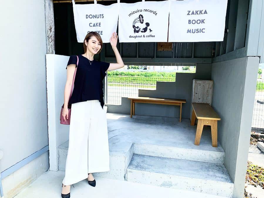 のインスタグラム：「❁ ㅤㅤㅤㅤㅤㅤㅤㅤㅤㅤㅤㅤㅤ ただいま、伊勢〜(o･∇︎･o) ㅤㅤㅤㅤㅤㅤㅤㅤㅤㅤㅤㅤㅤ 帰ってきて、オヤツを買いに #水色レコード へ @mizuiro.records  ㅤㅤㅤㅤㅤㅤㅤㅤㅤㅤㅤㅤㅤ ドーナツ美味しい〜 ♡︎ ㅤㅤㅤㅤㅤㅤㅤㅤㅤㅤㅤㅤㅤ ㅤㅤㅤㅤㅤㅤㅤㅤㅤㅤㅤㅤㅤ 帰省の時はラクチンパンツスタイル♬ ㅤㅤㅤㅤㅤㅤㅤㅤㅤㅤㅤㅤㅤ  @canalize の白パンツ ストレッチが効いていて履きやすく、お気に入り✧︎ ㅤㅤㅤㅤㅤㅤㅤㅤㅤㅤㅤㅤㅤ  ㅤㅤㅤ ㅤㅤㅤㅤㅤㅤㅤㅤㅤㅤㅤㅤㅤ ㅤㅤㅤㅤㅤㅤㅤㅤㅤㅤㅤㅤㅤㅤㅤㅤㅤㅤㅤㅤㅤㅤㅤㅤㅤ  ㅤㅤㅤㅤㅤㅤㅤㅤㅤㅤㅤㅤㅤㅤㅤㅤㅤㅤㅤㅤㅤㅤㅤㅤ ㅤㅤㅤㅤㅤㅤㅤㅤㅤㅤㅤㅤㅤ  ㅤ  ㅤ  ㅤ ✧︎*⑅୨୧┈┈┈┈୨୧⑅* ❁︎⑅୨୧┈┈┈┈୨୧⑅✧︎*。 #三重#三重県#伊勢志摩#伊勢市#伊勢カフェ#ドーナツ#おやつ#夏休み#帰省#canalize#尾崎ななみ#伊勢志摩アンバサダー#73mie」