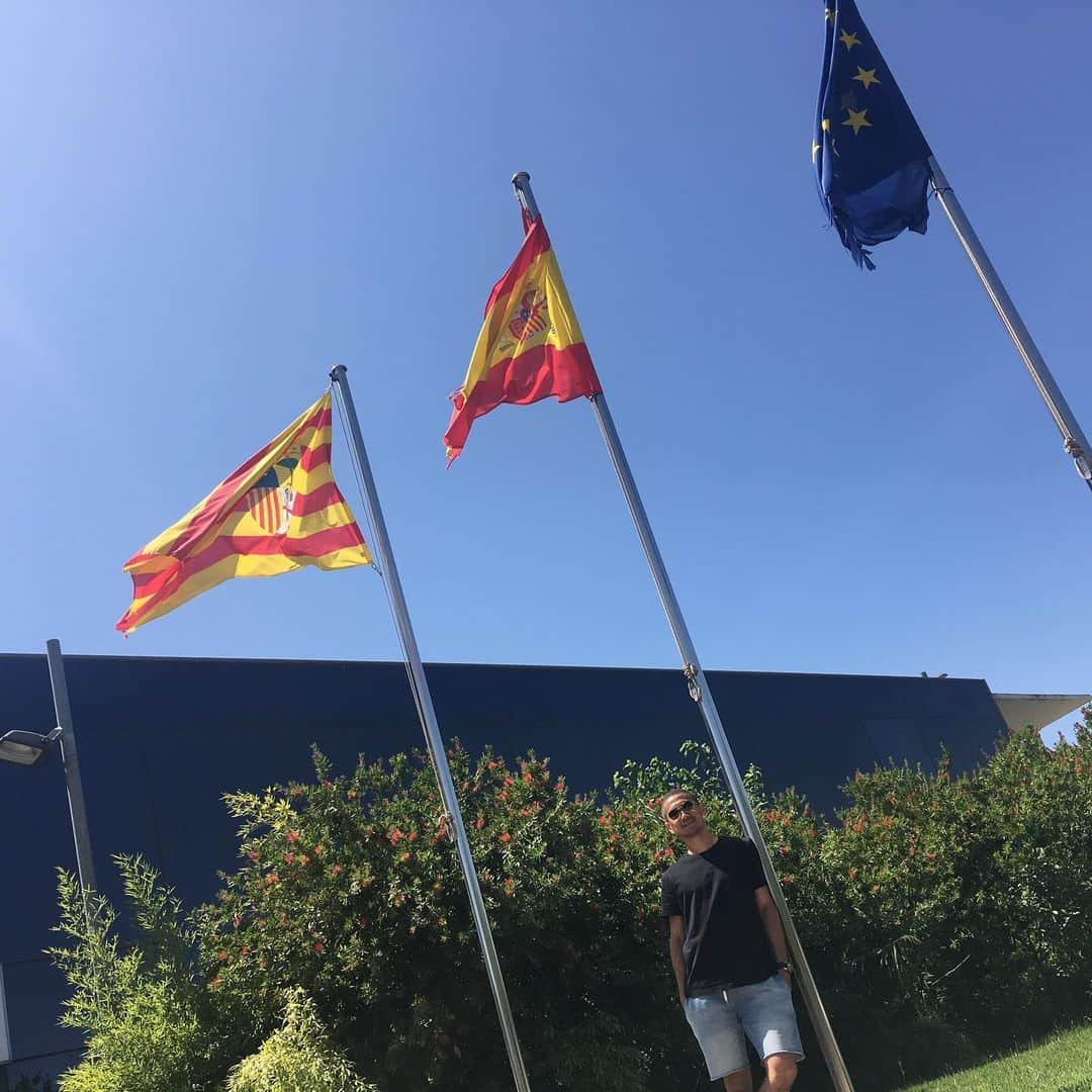 香川真司さんのインスタグラム写真 - (香川真司Instagram)「Hola Zaragoza 🇪🇸 Que tal❓🦁🔵⚪️ #aupazaragoza #shinjikagawa #RealZaragoza #laliga  @realzaragoza @laliga #newstyle  #Greigeshort」8月12日 20時50分 - sk23.10