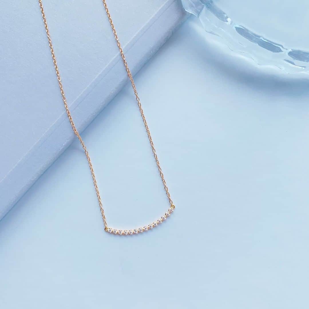 アーカーさんのインスタグラム写真 - (アーカーInstagram)「. ダイヤモンドを曲線上にあしらったビリーブユーネックレス✨ 一粒ダイヤやパヴェシリーズといったAHKAHならではの繊細で華奢なモチーフと合わせて、多様なレイヤードスタイルが楽しめます💗 . #AHKAH #jewelry #necklace #jewelrycoordinate #present #アーカー #ネックレス #プレゼント」8月12日 21時02分 - ahkah_official