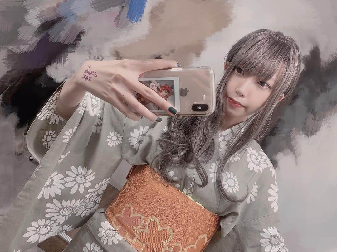 千畝あずみさんのインスタグラム写真 - (千畝あずみInstagram)「, , また浴衣着ちゃった👘 , 前回着たかったけど 髪色に合わないなあって着なかった浴衣！ 色も柄もすき〜 , なので今回はウィッグを被って 着てみました♡ . ちなみに、ウィッグはリネアストリアさんのものです！コスパ最高 , #あずコーデ #fashion #instafashion #ootd #japanesefashion #japanesegirl #浴衣 #ファッション #和 #ウィッグ #リネアストリア」8月12日 21時02分 - azumimo129