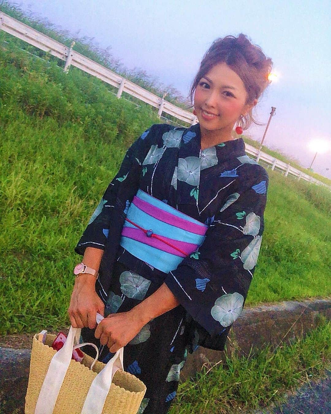 のインスタグラム：「令和初の花火大会💓 今年は大人っぽく黒い浴衣にしたよ✨ ピアスはさくらんぼ🍒 . 花火も楽しかったけど、 浴衣を着て夏を感じれるところが一番嬉しい💕😊 . 今年はまた浴衣着れるかな？✨ . #浴衣 #花火 #花火大会 #着物 #和服 #令和初の花火大会 #夏祭り #夏 #夏休み #浴衣ヘアアレンジ  #浴衣ヘア #yukata #夏満喫」