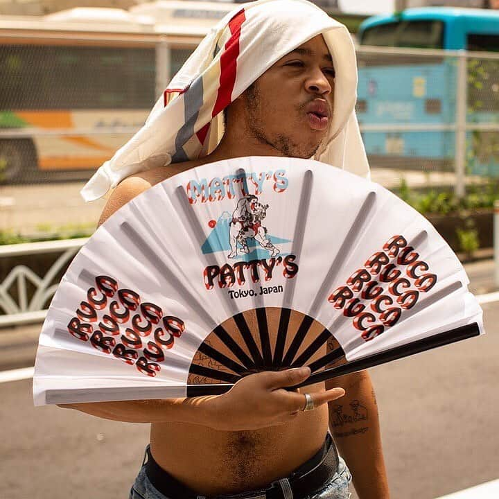 RVCA Japanさんのインスタグラム写真 - (RVCA JapanInstagram)「JAPAN SO HOT RIGHT NOW 🇯🇵 ||#MattysPattys Tokyo Folding Fan featuring art by #AlexisRoss || Photo: @jbradford_photo || #RVCA #RVCATokyo」8月12日 20時56分 - rvcajapan