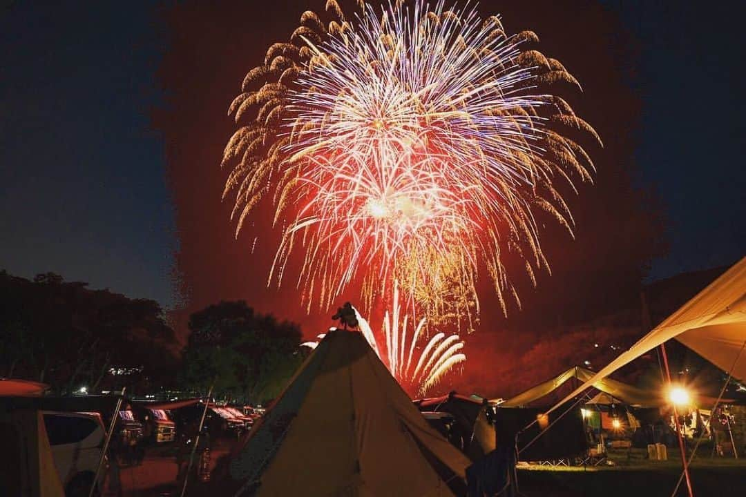 CAMP_HACKさんのインスタグラム写真 - (CAMP_HACKInstagram)「夏はキャンプ場から、お祭りなどの打ち上げ花火が見られることも多いですね。テントと大輪の花火の共演は、このシーズンならではの絶景コンビネーションです！ . . from CAMP HACK . CAMP HACKであなたのキャンプライフを取材します！ 『#camphack取材』を付けて投稿！ . Photo by @spike.camp さん . #camp #camping #camphack #outdoorlife #outdoor #trip #travel #japan #followme #weekend #travelling #outdoorgirl #family #familytrip #キャンプ #アウトドア #キャンプ道具 #キャンプ初心者 #家族 #外遊び #自然 #キャンプ場 #お出かけ #花火」8月12日 20時56分 - camp_hack