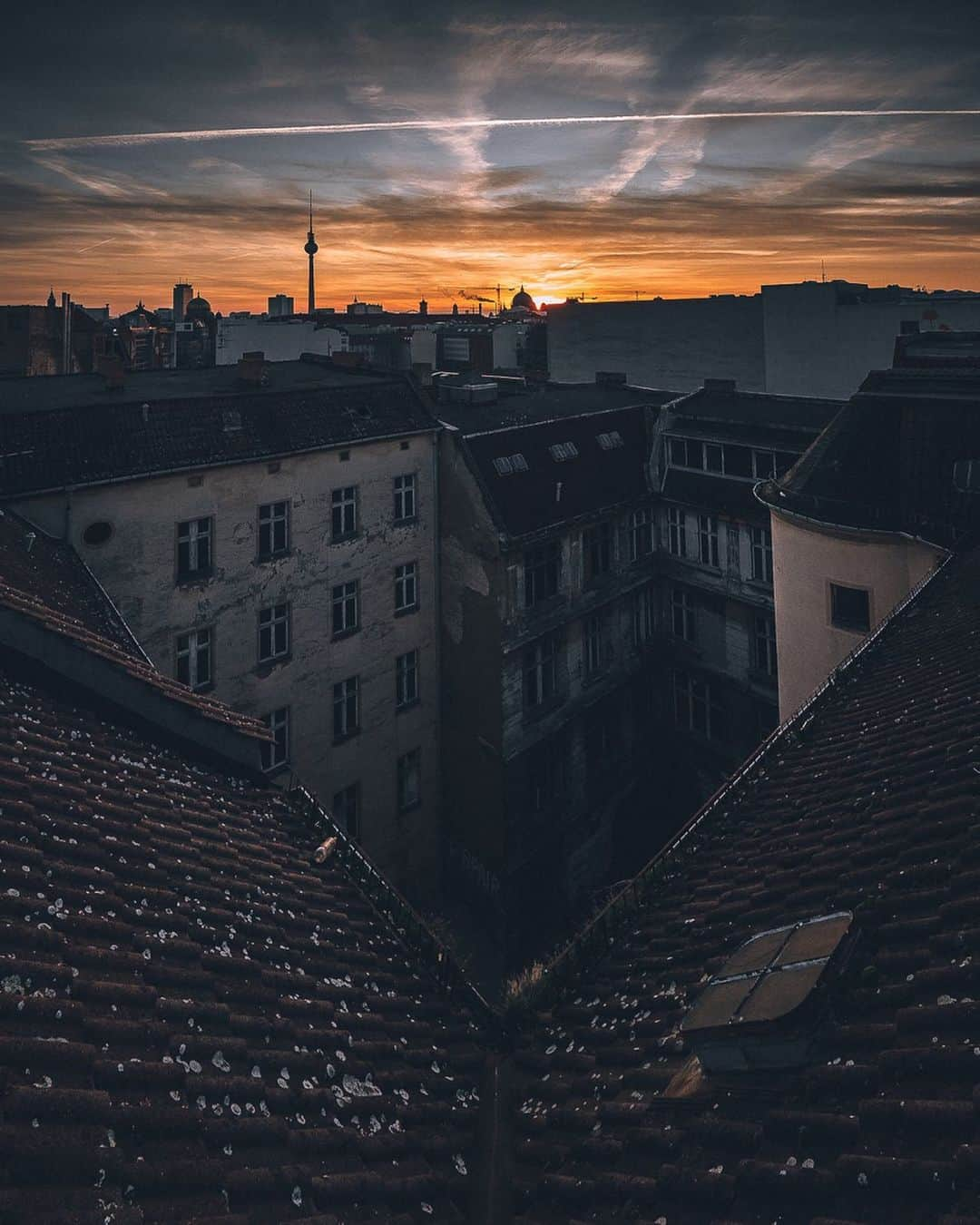 Thomas Kakarekoさんのインスタグラム写真 - (Thomas KakarekoInstagram)「wildfire probably the most incredible sunrise I ever witnessed in Berlin. same roof, two different angles. which one would you pick?  #berlin」8月12日 20時57分 - thomas_k