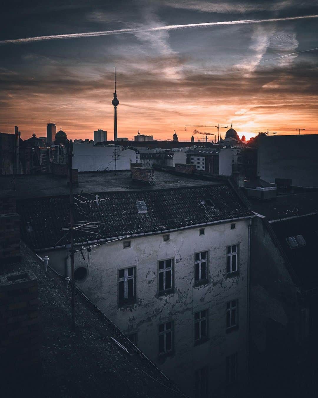 Thomas Kakarekoさんのインスタグラム写真 - (Thomas KakarekoInstagram)「wildfire probably the most incredible sunrise I ever witnessed in Berlin. same roof, two different angles. which one would you pick?  #berlin」8月12日 20時57分 - thomas_k