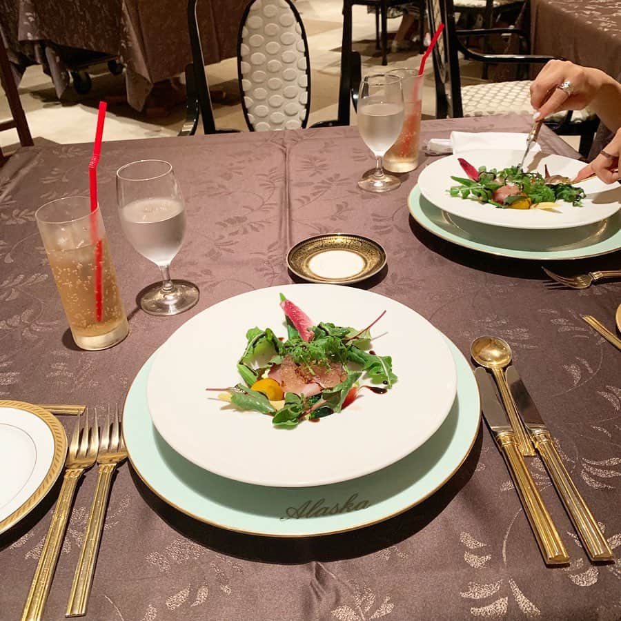 岡本麻佑のインスタグラム：「. MAMIちゃんとランチ😘美味〜〜〜😋💖選べるメイン料理をいつも1種類ずつ頼んで2人で半分個するのがまみまゆ流なのです😂🍽🥩ご馳走様でした✨#lunch#osaka#araska#french#yummy」