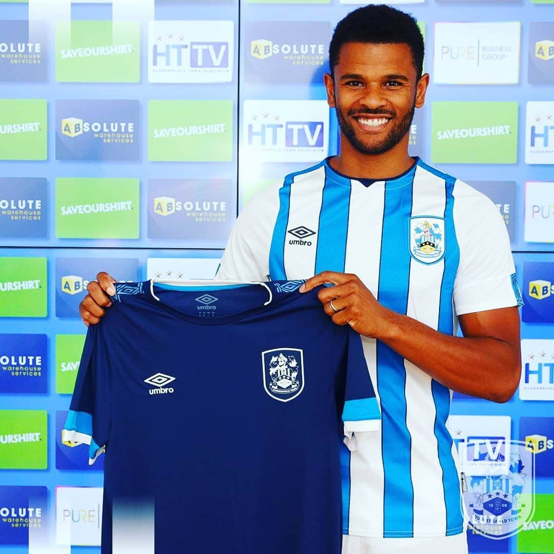 フレイザー・キャンベルのインスタグラム：「Looking forward to this next venture @htafc cannot wait to get started back in my home town 💙💙💙」