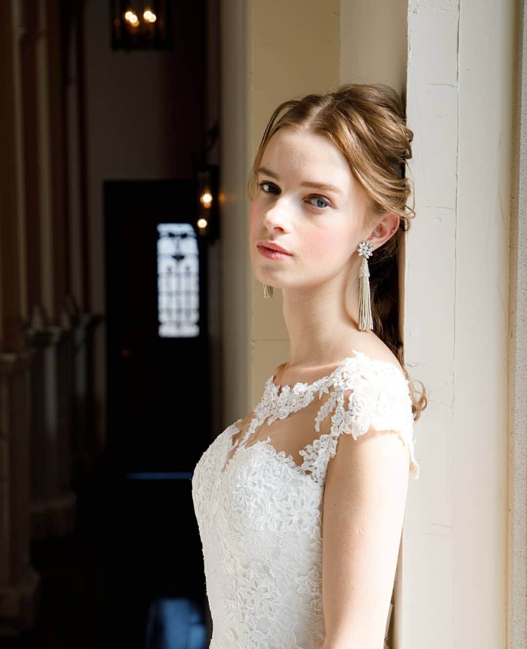 のインスタグラム：「世界中のセレブから愛されている  花嫁さま憧れのブランド  #oscardelarenta  #オスカーデラレンタ  が火付け役！ 『 #タッセルイヤリング 』  動く度にキラキラ✨ 揺れるタッセルがとっても可愛くて、 大ぶりなのに顔周りを上品に輝かせてくれる  #orgablanca  NICOLA earring ♡  小顔効果もあり、 髪型も、アップスタイル・ダウンスタイル どちらにもgood👌◎ 大人っぽい#マーメイドドレス  はもちろん、カラードレスとの愛称もぴったりなんです☺  Dress... BCセリア #brianchen アクセサリー… @orgablanca  NICOLA earring  Dress.. LRSジェーン （ラビアンローゼオリジナル） アクセサリー… orgablana BUTTA comb  sonia earring  #ラビアンローゼ #weddingdress#結婚式ドレス #bride #fairytail #ウェディングドレス#カラードレス  #プレ花嫁#卒花嫁#2020夏婚  #ウェディングフォト #関西花嫁#名古屋花嫁#関東花嫁 #ハワイウェディング#hawaiiwedding #静岡花嫁#tg花嫁#wedding#ウェディング準備#プラコレ#2019夏婚#ドレス選び#ドレス迷子」