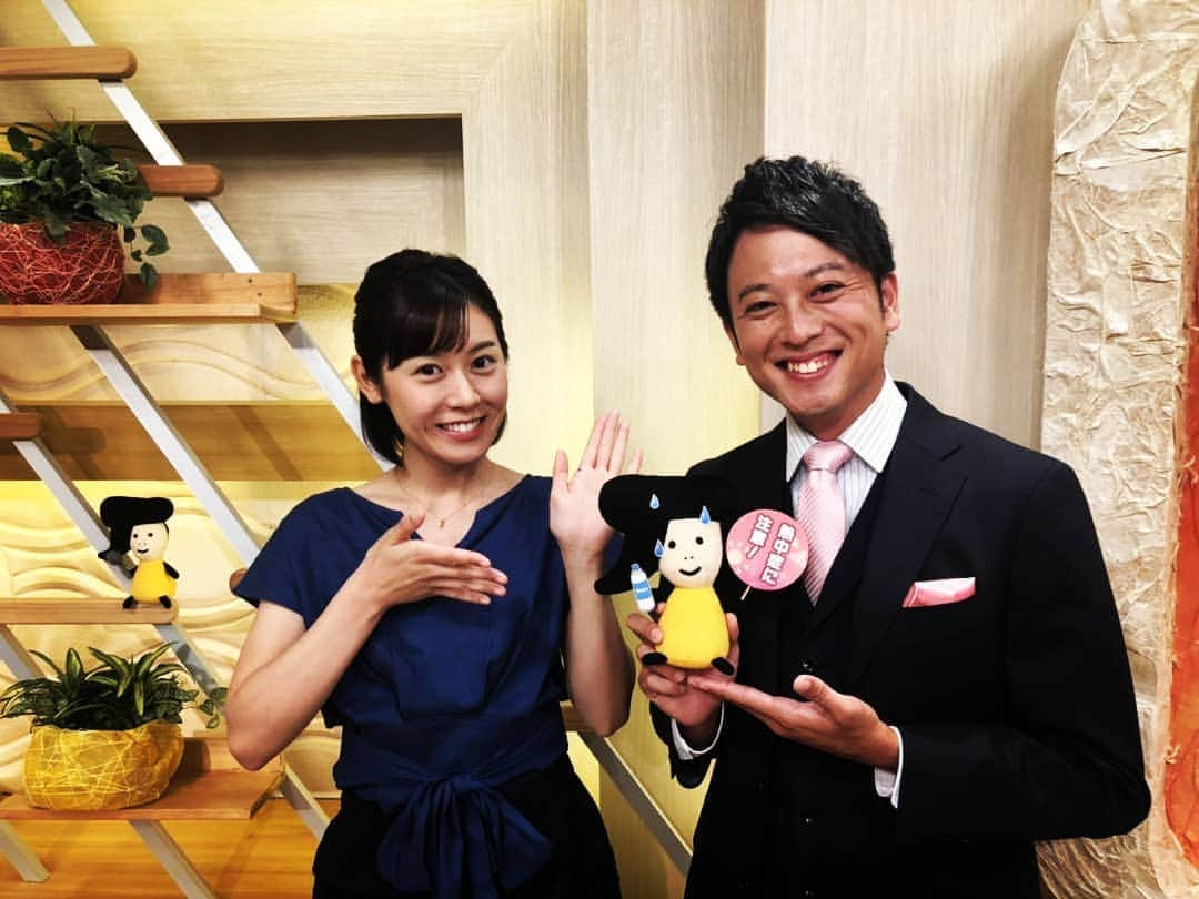 飯田嘉太さんのインスタグラム写真 - (飯田嘉太Instagram)「石川さんLive News it！今週①週間は 加藤アナウンサーとお伝えしていきます☺️ 今日は始球式にお化け屋敷に ふれ愛さんぽ路にまさに愛ちゃん祭りでした✨  始球式には僕も同行したのでその写真も少し👏  ほくりくアイドル部の皆さんも ありがとうございました🎵🎵 お盆でのんびりされている方々 是非石川テレビをご覧下さい😌  そして出掛けられる方々は台風⑩号の動向に要注意です‼  最初の写真は秋末アナ撮影📷 そしてその様子を撮影して下さった制作の中野さん🤭  #石川さん #livenewsit #お盆 #帰省ラッシュ #代打 #キャスター #石川ミリオンスターズ #野球 #始球式 #ENGカメラ #デビュー #綺麗に撮れていました #自画自賛 #ほくりくアイドル部 #愛ちゃんは溶け込んでいる #僕はオッサンが交ざった感が凄い #ありがとうございました #石川テレビ #アナウンサー #announcer #加藤愛 アナ #飯田嘉太」8月12日 21時00分 - kabuto_iida