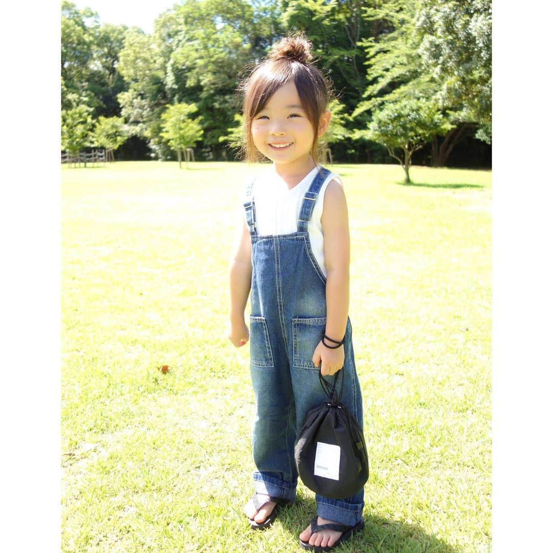 Saraさんのインスタグラム写真 - (SaraInstagram)「. coordinate♡ . 新しくGETしたデニムサロペに フロントボタンのノースリーブで 女子っぽく💙 . salopette ▶︎ #branshes  tank top ▶︎ #lowrysfarm  sandal ▶︎ #こどもビームス  bag ▶︎ #lowrysfarm . . #ootd #kids #kids_japan #kids_japan_ootd #kjp_ootd #kidsfahion #kidscode #kidsootd #kidswear #キッズコーデ #キッズファッション #デニムサロペット #ノースリーブ #トングサンダル #巾着バッグ」8月12日 21時01分 - sarasara718