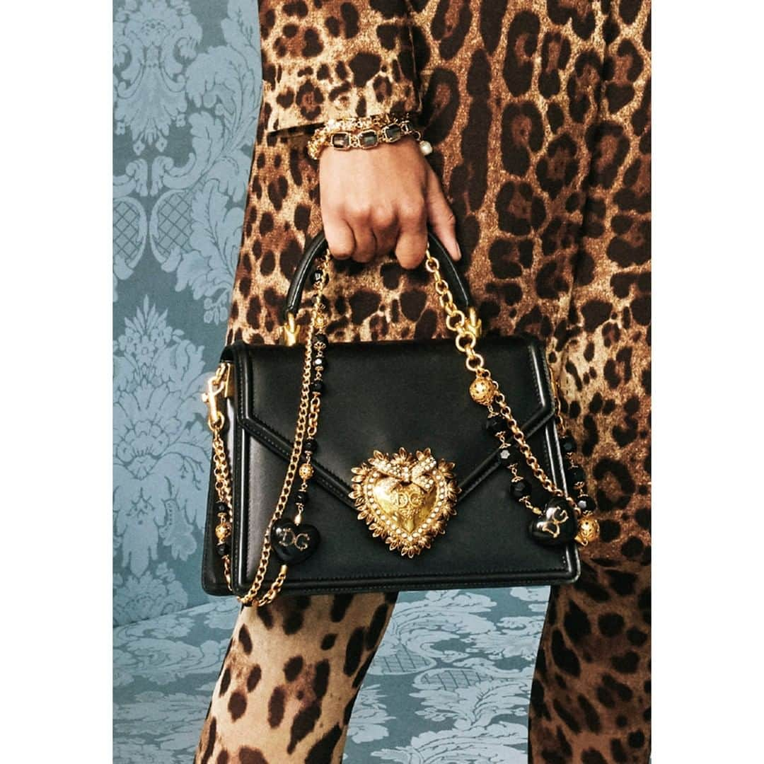 ドルチェ&ガッバーナさんのインスタグラム写真 - (ドルチェ&ガッバーナInstagram)「When craftmanship meets classic romance something unique is born: #DGDevotionBag. #DGWomen #DGLeo」8月12日 21時01分 - dolcegabbana