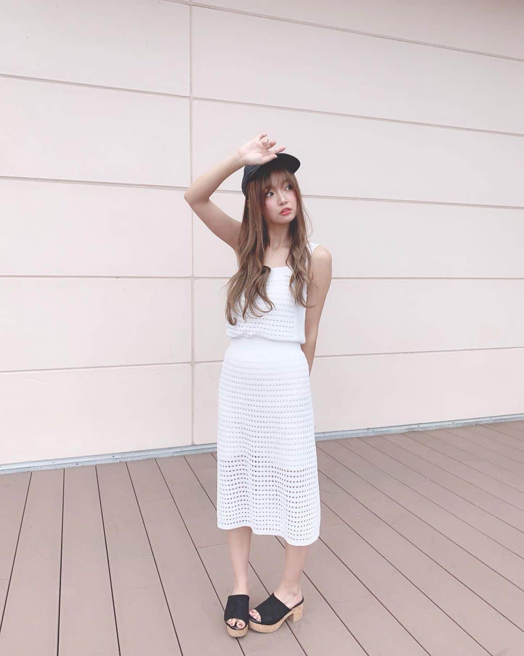 いっちゃん/嶋津 いつみのインスタグラム：「. . 本日のコーデ🙋🏼‍♀️ . . . . 今日は @no_p_jp  の白にニットセットアップ🐚✨ . . . . 8月4日に立ち上がったブランドらしくて 他にもかわいい商品たくさんあったょ💓 . . . . . ニットやけどサマーニットになってるから 暑くなかったし楽チンやった⭐️🌿 . . . カジュアルに着たかったから キャップと合わせたよー😉💜💓❤️ . . . . . . #関西  #関西サロモ  #サロンモデル #サロモ #いっちゃん  #フリーモデル #関西モデル  #あざといっちゃん #かわいっちゃん #いっちゃんコーデ #ブライダルモデル #アレンジモデル #ヘアカラー  #ヘアアレンジ #ootd #撮影依頼受付中 . #no_p_jp #韓国ファッション #kfashion #韓国 #number_p #ナンバーピー . . . . . .  8月9月のお仕事依頼受付中です🧚🏻‍♀️💜 . . . .」